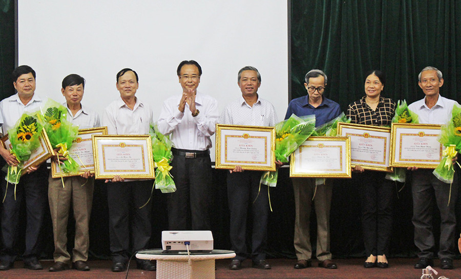 Đồng chí Lê Phan Lương-Ủy viên Ban Thường vụ Tỉnh ủy, Trưởng ban Tuyên giáo Tỉnh ủy tặng giấy khen các cá nhân có nhiều đóng góp cho ngành Tuyên giáo tỉnh. Ảnh: Phan Lài Đồng chí Lê Phan Lương-Ủy viên Ban Thường vụ Tỉnh ủy, Trưởng ban Tuyên giáo Tỉnh ủy tặng giấy khen các cá nhân có nhiều đóng góp cho ngành Tuyên giáo tỉnh. Ảnh: PHAN LÀI