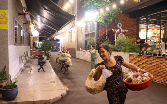 Bà Nguyễn Thị Loan đi bán hàng rong lúc nửa đêm - Ảnh: LÊ VÂN