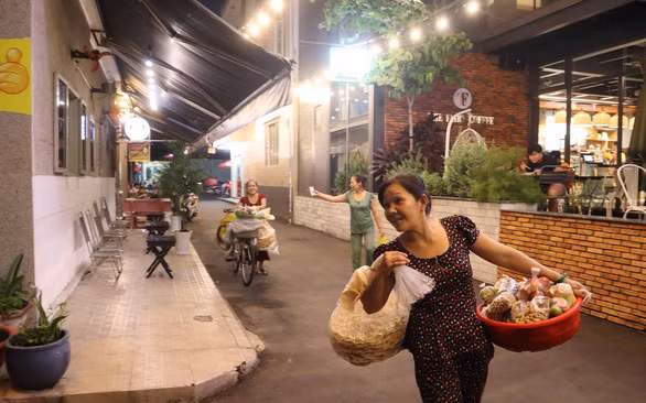 Bà Nguyễn Thị Loan đi bán hàng rong lúc nửa đêm - Ảnh: LÊ VÂN