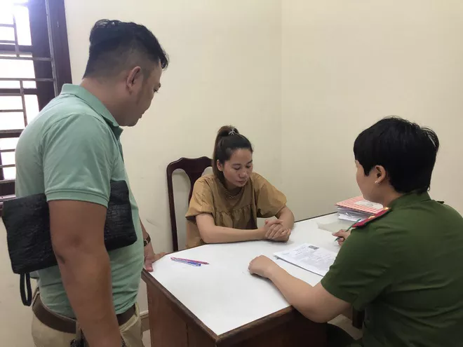 Công an lấy lời khai của Đặng Thị Hương. Ảnh: Đoàn Nguyên.