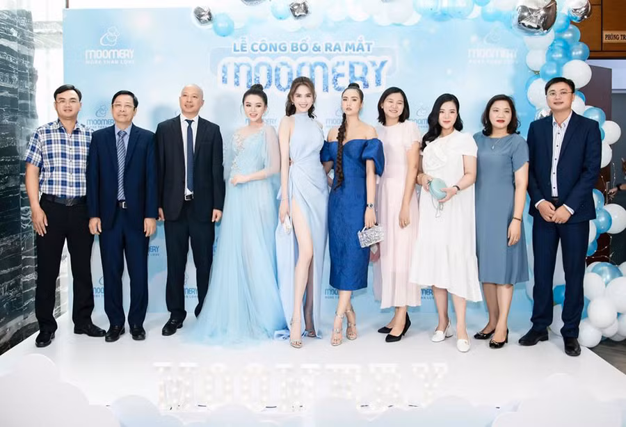 Cũng tại sự kiện, nhiều người bất ngờ khi biết ngoài vai trò diễn viên, người mẫu, Ngọc Trinh còn có thêm vai trò mới – nữ doanh nhân, CEO đơn vị sở hữu hệ thống phân phối các sản phẩm chăm sóc sức khỏe và sắc đẹp, có hệ thống phân phối trải dài khắp 63 tỉnh, thành phố và 25 quốc gia trên thế giới.