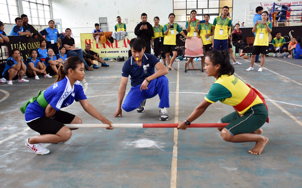 Các vận động viên thi đấu môn đẩy gậy tại hội thi. Ảnh: H.P Các vận động viên thi đấu môn đẩy gậy tại hội thi. Ảnh: H.P