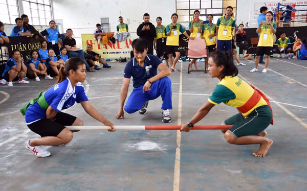 Các vận động viên thi đấu môn đẩy gậy tại hội thi. Ảnh: H.P