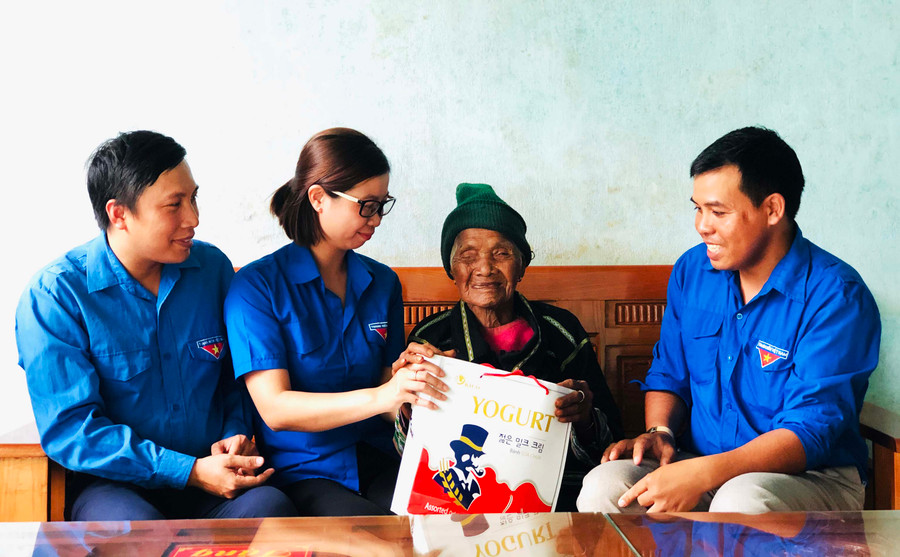 Đoàn viên, thanh niên xã Ia Sao (huyện Ia Grai) thăm, tặng quà Mẹ Việt Nam Anh hùng Ksor Suê. Ảnh: Phan Lài 