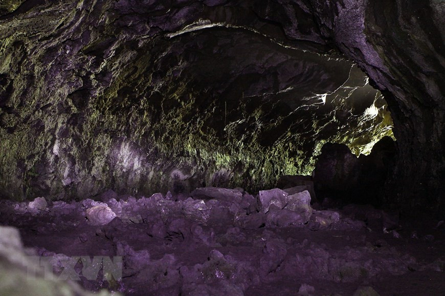 Mỗi hang động trong hệ thống hang có sự khác biệt về chiều dài, hướng phát triển, dấu tích dòng chảy dung nham, đặc điểm thạch nhũ, di tích thực vật...Ảnh: Dương Giang/TTXVN Mỗi hang động trong hệ thống hang có sự khác biệt về chiều dài, hướng phát triển, dấu tích dòng chảy dung nham, đặc điểm thạch nhũ, di tích thực vật... (Ảnh: Dương Giang/TTXVN)