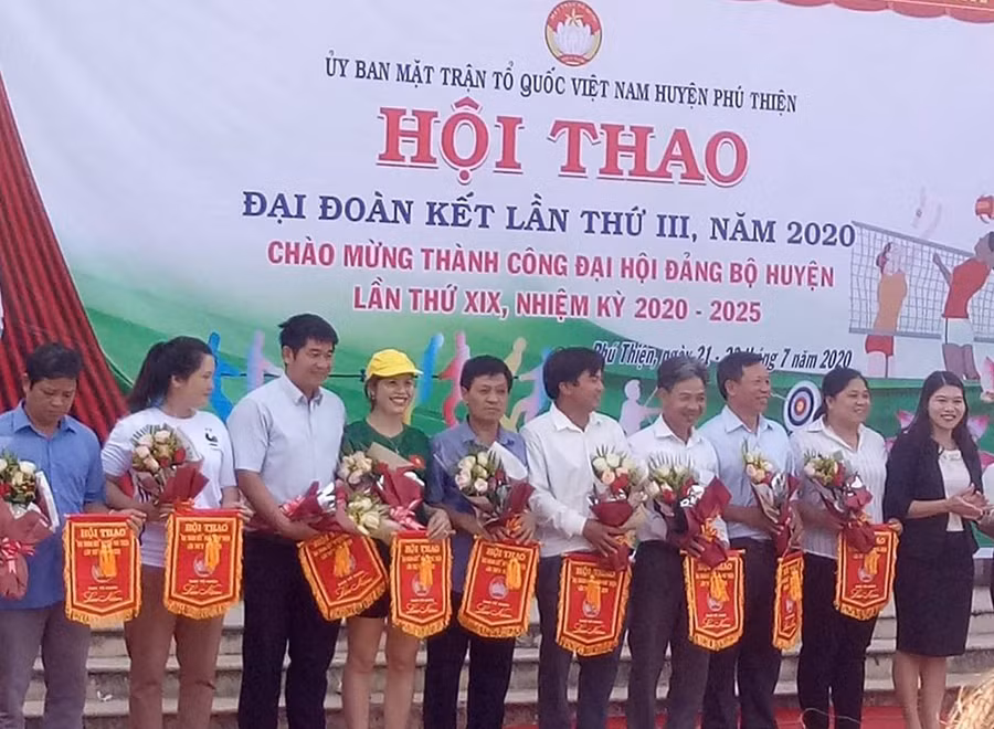 Đại diện Ban tổ chức trao cờ lưu niệm cho các đội tham gia giải. Ảnh: Vũ Chi