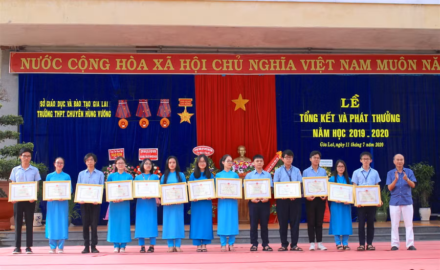 Trao bằng khen của Bộ trưởng Bộ Giáo dục và Đào tạo cho 14 học sinh đạt giải nhì và ba tại kỳ thi học sinh giỏi cấp quốc gia. Ảnh: Mộc Trà JPG