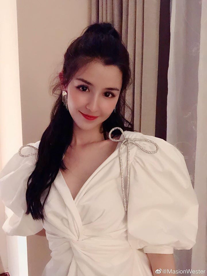 Chuyện tình cảm ồn ào của Cáp Ni Khắc Tư từng khiến cô mắt điểm trong mắt fan.