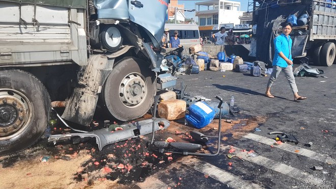 Phần đầu ca bin xe tải 29C - 899.10 vỡ nát - Ảnh: Đức Huy Phần đầu ca bin xe tải 29C - 899.10 vỡ nát - Ảnh: Đức Huy