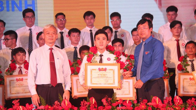 Ông Nguyễn Phú Cường và anh Lê Quốc Phong (phải) trao bằng khen cho những “Người thợ trẻ giỏi”. Ảnh: LÊ LÂM
