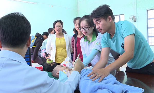 Một em nhỏ được khám sàng lọc bệnh tim miễn phí. Ảnh: Như Nguyện 