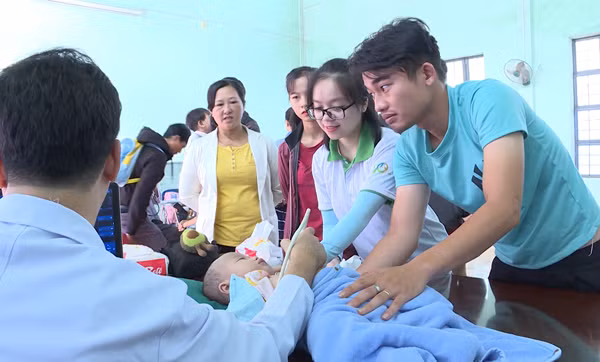 Một em nhỏ được khám sàng lọc bệnh tim miễn phí. Ảnh: Như Nguyện 