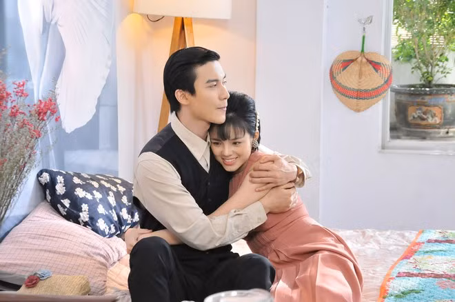 Yeye Nhật Hạ cùng bạn diễn Đăng Dũng Bino trong phim Yêu trong đau thương ẢNH: BTC