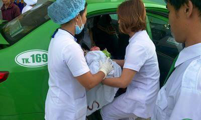  Một ca sinh thành công trên xe taxi.