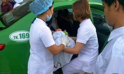  Một ca sinh thành công trên xe taxi.