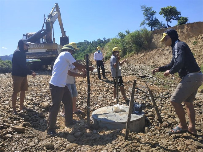 Giáo viên ở xã miền núi Lâm Thủy, H.Lệ Thủy (Quảng Bình) phải đào giếng tìm nước trên lòng khe suối trơ cạn đáy ẢNH: TRƯƠNG QUANG NAM