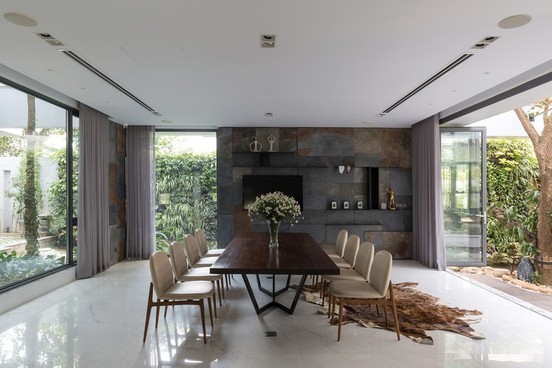 Sàn và trần nhà đều sử dụng gam màu trắng, giúp không gian gần như rộng gấp đôi.