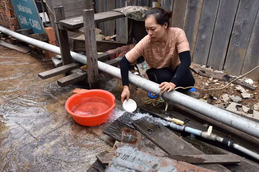 Nước giếng của gia đình chị Nguyễn Thị Huyền (thôn 5, xã Ia Piơr, huyện Chư Prông) khi bơm lên có mùi hôi rất khó chịu. Ảnh: HÀ PHƯƠNG 