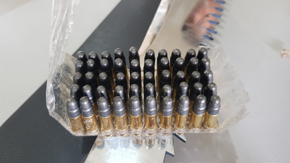 Đạn chì trên xe thư báo - Ảnh: TRỌNG ĐÀI