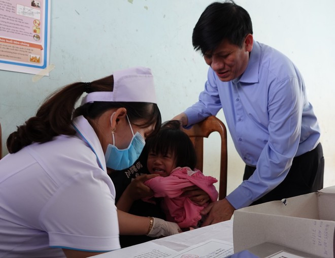 Quyền Bộ trưởng Bộ Y tế Nguyễn Thanh Long kiểm tra việc tiêm vắc xin ngay sau lễ phát động. Ảnh: TRẦN HIẾU