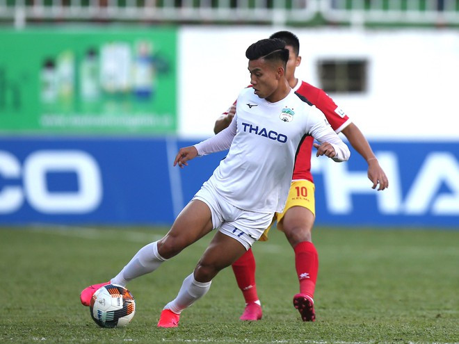 Những cầu thủ có xu hướng tấn công mạnh như Văn Thanh đã chú trọng phòng ngự hơn. Ảnh: MINH TRẦN