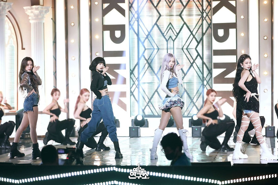 Sau khi tái xuất với ca khúc “How you like that“, nhóm nhạc BlackPink liên tục gây bão với những màn trình diễn trên sân khấu và gặt về vô số giải thưởng. Ảnh: MBC.