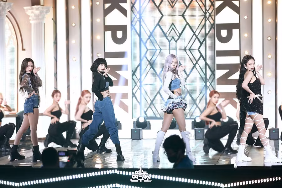 Sau khi tái xuất với ca khúc “How you like that“, nhóm nhạc BlackPink liên tục gây bão với những màn trình diễn trên sân khấu và gặt về vô số giải thưởng. Ảnh: MBC.