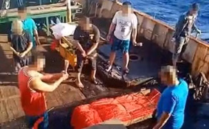 Ảnh chụp từ đoạn video được chia sẻ hồi tháng 5 trên mạng xã hội Facebook liên quan đến tàu cá Lu Qing Yuan Yu 623. Ảnh: The Korea Times