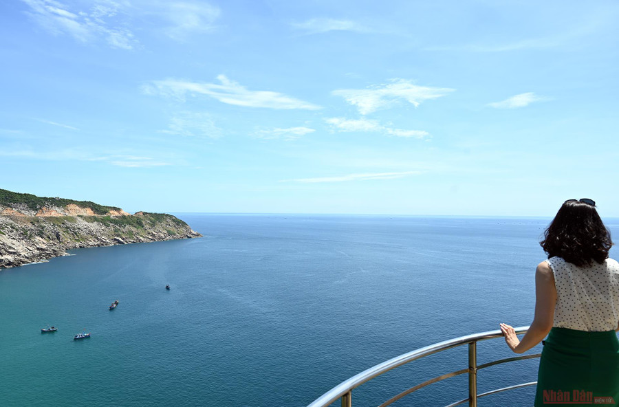 Leo lên đỉnh hải đăng bạn sẽ thấy cả một vùng biển trời bao la. Leo lên đỉnh hải đăng bạn sẽ thấy cả một vùng biển trời bao la.