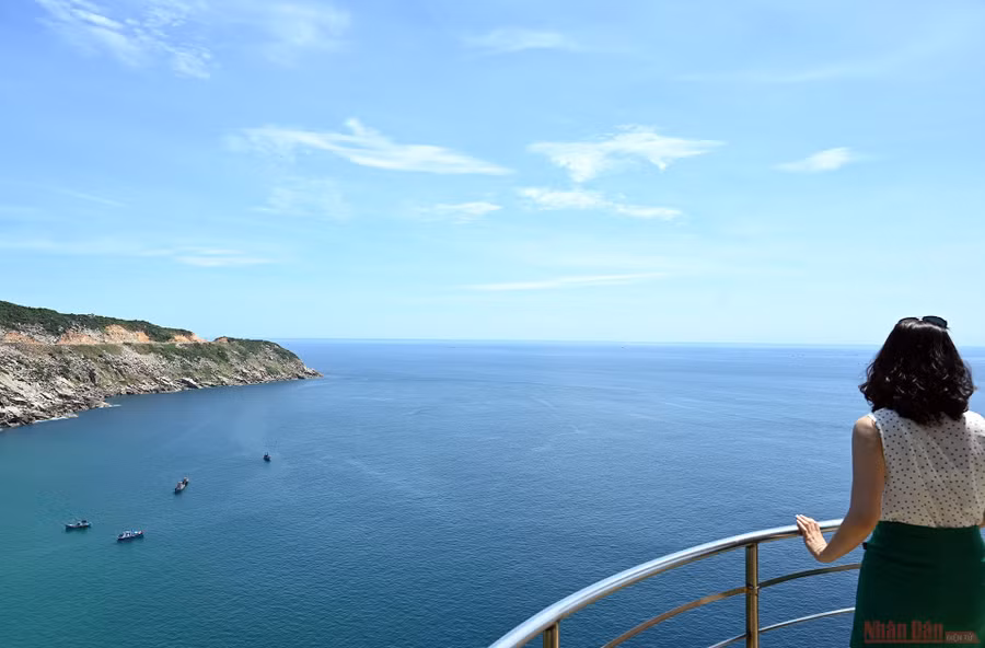 Leo lên đỉnh hải đăng bạn sẽ thấy cả một vùng biển trời bao la.