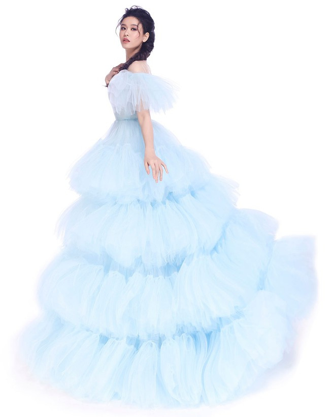 Ở Trương Quỳnh Anh toát lên tính hiện đại, chất quyến rũ pha trộn với một chút kiêu kỳ, đúng như hình ảnh của nàng Elsa trong bộ phim nguyên mẫu do Disney phát hành từ năm 2013 ẢNH: ALI BÙI