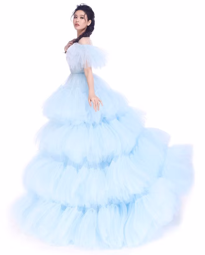 Ở Trương Quỳnh Anh toát lên tính hiện đại, chất quyến rũ pha trộn với một chút kiêu kỳ, đúng như hình ảnh của nàng Elsa trong bộ phim nguyên mẫu do Disney phát hành từ năm 2013 ẢNH: ALI BÙI