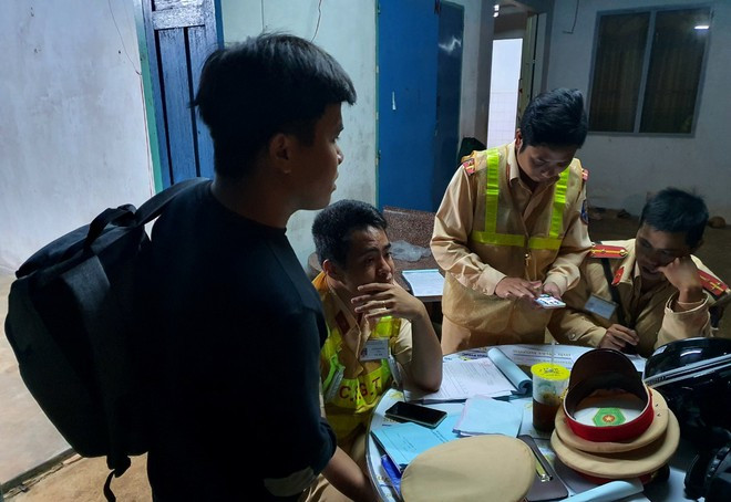 Lập biên bảm xử lý các trường hợp vi phạm. Ảnh: TRÙNG DƯƠNG