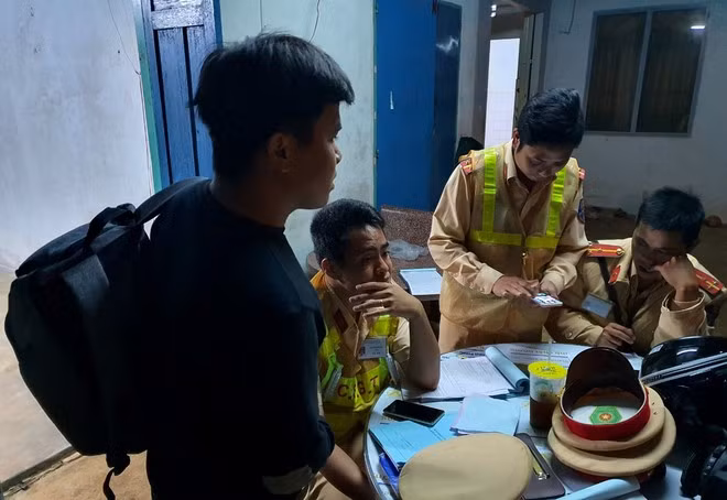 Lập biên bảm xử lý các trường hợp vi phạm. Ảnh: TRÙNG DƯƠNG