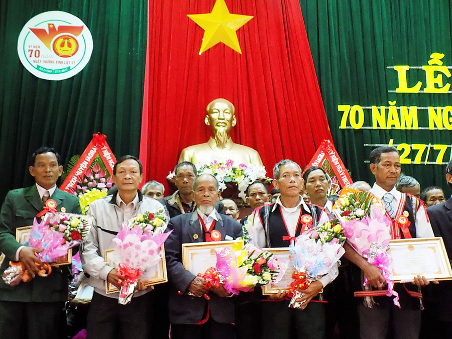 Huyện Ia Grai khen thưởng các gia đình chính sách tiêu biểu. Ảnh: Thanh Nhật THANH NHẬT -Huyện Ia Grai khen thưởng các gia đình chính sách tiêu biểu DSCN0122