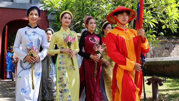 Đám rước áo dài tại lễ tri ân Vũ vương Nguyễn Phúc Khoát hôm 9-7 - Ảnh: Nhật Linh