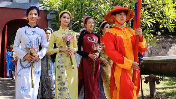 Đám rước áo dài tại lễ tri ân Vũ vương Nguyễn Phúc Khoát hôm 9-7 - Ảnh: Nhật Linh