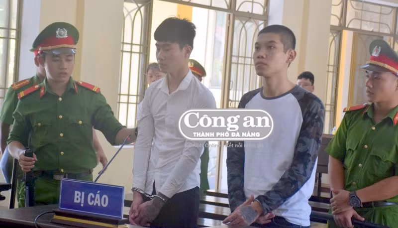  2 bị cáo tại phiên tòa (Nghĩa bìa phải).