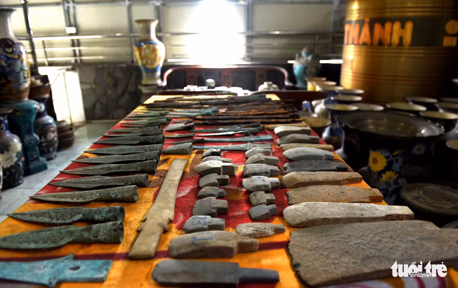 Ngoài các cổ vật gốm sứ, anh còn sưu tập nhiều cổ vật bằng đồng, bạc, đá quý, gỗ hiếm... - Ảnh: DUYÊN PHAN