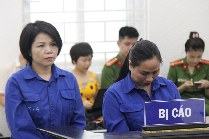 Bị cáo Nguyễn Thị Vững, Nguyễn Thị Vân (từ trái qua) tại phiên tòa phúc thẩm. Ảnh: Việt Dũng