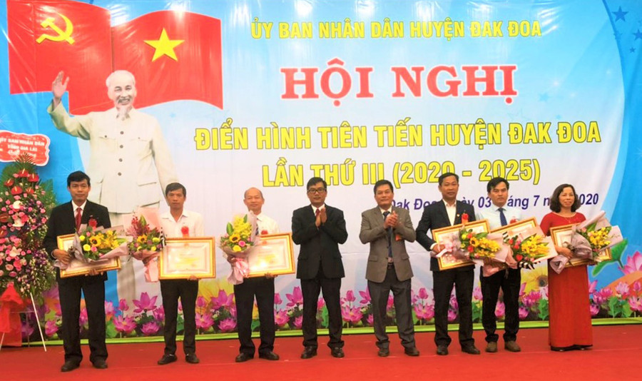  Trao bằng khen của Chủ tịch UBND tỉnh cho tập thể và cá nhân có thành tích xuất sắc trong phong trào thi đua giai đoạn 2015-2020. Ảnh: Đinh Yến