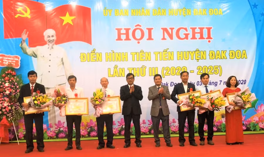  Trao bằng khen của Chủ tịch UBND tỉnh cho tập thể và cá nhân có thành tích xuất sắc trong phong trào thi đua giai đoạn 2015-2020. Ảnh: Đinh Yến