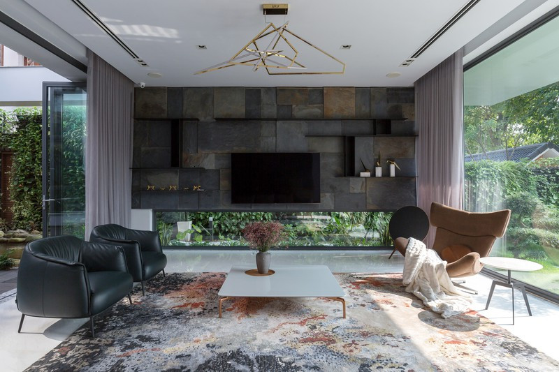 Rèm cửa và cửa kính gấp có thể được kéo lại vào lúc ánh mặt trời chiếu xuống gắt.