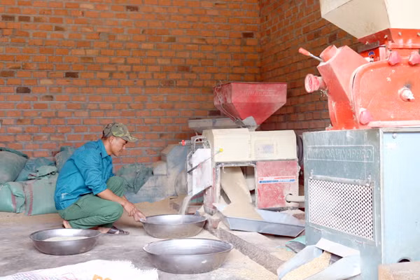 Máy xay xát gạo được mua từ tiền quỹ đang phục vụ nhu cầu của người dân.Ảnh: N.T