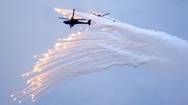  Trực thăng tấn công AH-64E Apache tham gia cuộc tập trận hôm 16-7. Ảnh: AP