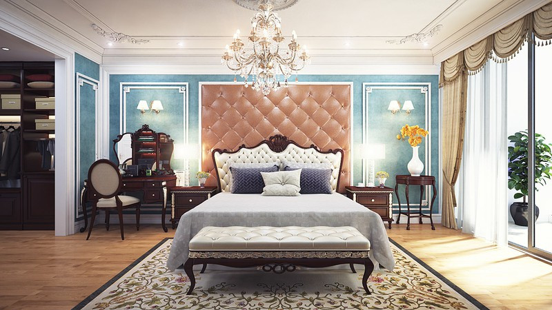 Kết hợp với đồ nội thất cổ điển trong phòng là một tấm thảm dệt bằng tay cho thấy sự đầu tư tỉ mỉ của chủ nhà đối với nơi nghỉ ngơi. Kết hợp với đồ nội thất cổ điển trong phòng là một tấm thảm dệt bằng tay cho thấy sự đầu tư tỉ mỉ của chủ nhà đối với nơi nghỉ ngơi.