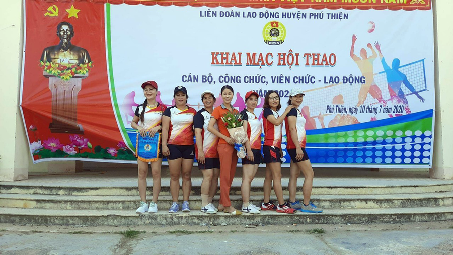 Các đội thi đấu chụp hình lưu niệm tại Lễ Khai mạc Hội thao. Ảnh: Vũ Chi