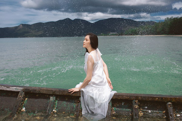 Cách tạo dáng của mỹ nhân tuổi U40 toát lên vẻ đẹp sang trọng, cuốn hút nơi cô.