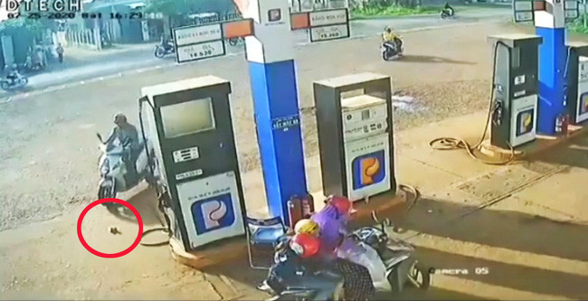 Ngay sau đó một người đàn ông đã chạy xe máy tới.