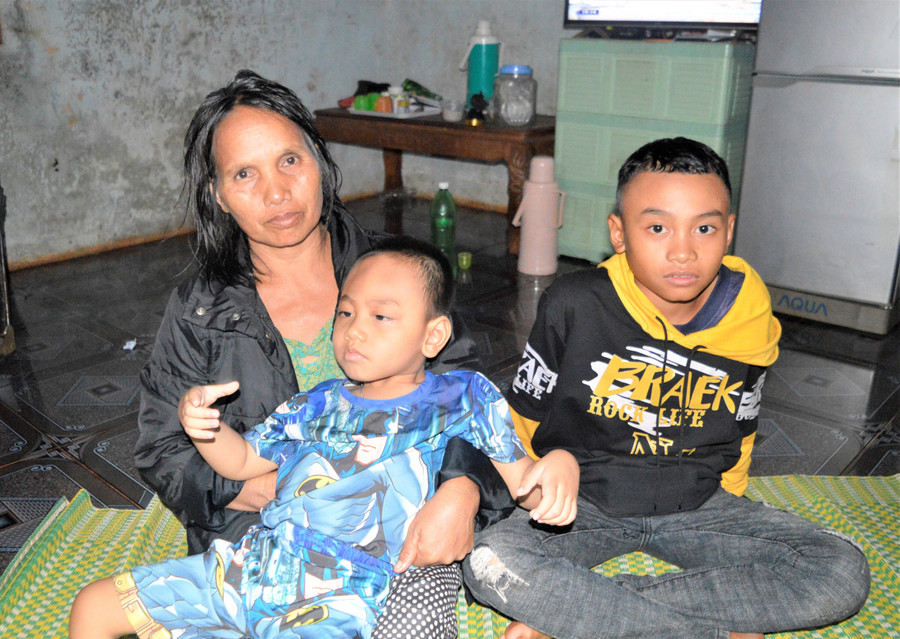 Bà Nơih bên 2 cháu nội Hoàng và Huy. Ảnh: Đinh Yến Bà Nơih bên 2 cháu nội Hoàng và Huy. Ảnh: Đinh Yến